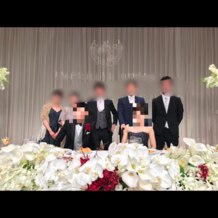 帝国ホテル 東京の画像｜友人と新郎新婦の写真