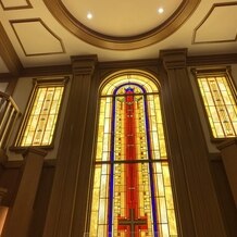 帝国ホテル 東京の画像｜前方は、音楽が響くようとても天井が高く設定されてます！