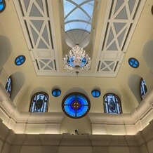 帝国ホテル　大阪の画像｜天井が高く大聖堂を思わせるような王道チャペル
白基調で明るく、天候に左右されないのも◎