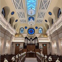 帝国ホテル　大阪の写真｜ステンドグラスや天井の青色が美しいチャペル