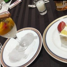 新潟グランドホテルの画像｜デザートとウエディングケーキケーキです。