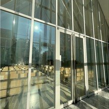 リビエラ東京の画像｜チャペルのガラスには仕掛けがあり新郎新婦の入場の際にクリアに