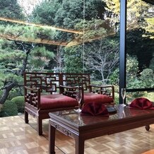 鶴羽根神社　二葉の画像｜高砂
背景には緑が広がる日本庭園