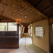 料亭　か茂免（かもめ）の画像｜廊下が広がり、中庭がのぞめます。