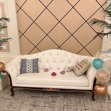 セントパトリック・チャーチ／ロイヤルホールヨコハマの写真｜新郎新婦が座るソファ