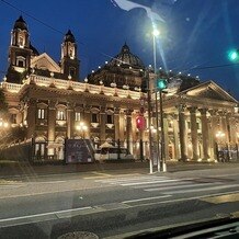 ロイヤルチェスター福岡の画像｜夜のドレスショップから見た式場です。