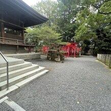 浜松八幡宮　楠倶楽部の画像｜赤い門