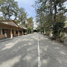 浜松八幡宮　楠倶楽部の画像｜新郎新婦が歩く挙式場所への道