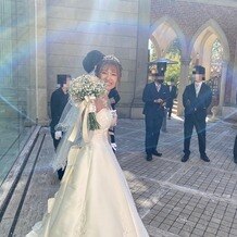 Wedding of Legend ＧＬＡＳＴＯＮＩＡ（グラストニア）の画像｜リボンシャワー後に友人に向けた笑顔