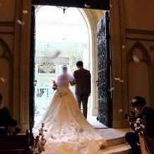 Wedding of Legend ＧＬＡＳＴＯＮＩＡ（グラストニア）の写真｜挙式後の退場時のフェザーシャワー