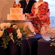 リーガロイヤルホテル広島の写真｜色打掛とウエディングケーキ