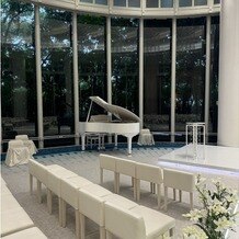 リーガロイヤルホテル広島の写真｜グランドピアノがある。椅子は可動する事ができ座面は低いため圧迫感はない。