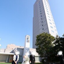 浦安ブライトンホテル東京ベイの画像｜ガーデンを通って、新婦と両親でチャペルへ向かっています