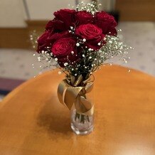浦安ブライトンホテル東京ベイの画像｜ダーズンローズセレモニーを行い、バラとかすみ草のブーケにしていただきました。
