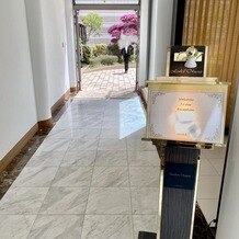 ホテルオークラ福岡の画像｜ガーデンとチャペルをつなぐ廊下には可愛らしい案内板