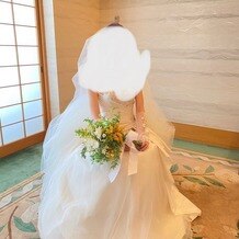 ホテルオークラ福岡の写真｜親族控室で新婦は椅子に座る