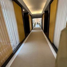 ホテルオークラ福岡の画像｜ガーデンとチャペルをつなぐ廊下