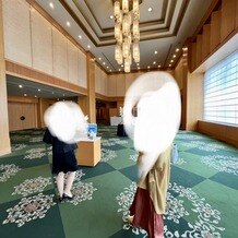 ホテルオークラ福岡の写真｜ロビーの緑のじゅうたんが見事