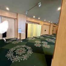 ホテルオークラ福岡の写真｜ロビーから披露宴会場に入るドアと金屏風
