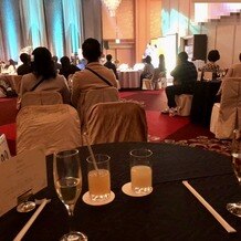 ホテルオークラ福岡の写真｜紺のテーブルクロスで披露宴サンプル