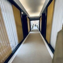 ホテルオークラ福岡の画像｜チャペルまでの廊下もきれい