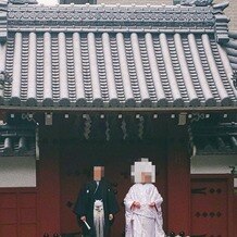 猿田彦神社の写真｜赤門の前にてロケーション撮影