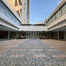 東京ドームホテルの画像｜チャペルを出た向かいがパティオになっており、ブーケトスをこちらで行うことも可能です