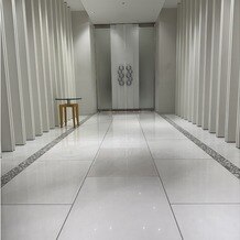 東京ドームホテルの写真｜チャペルの入り口から。このチャペルも、美容室からほぼ直線で向かえる距離になっています