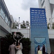 東京ドームホテルの写真｜式場内パティオでフラワーシャワー後の様子です。ブーケトスではなく雪だるまのぬいぐるみトスをしました♪
