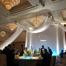 JRホテルクレメント高松の画像｜大きなシャンデリアは高級感があって、お花や布などの披露宴用の装飾はカジュアルで甘っぽいです。