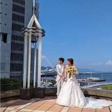 JRホテルクレメント高松の画像｜挙式会場外の鐘をならすセレモニー