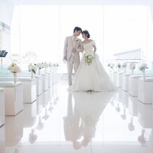 Ｍａｎｄａｒｉｎ　Ｐｏｒｔ（マンダリンポルト）の画像｜床が白いので反射した2人の姿も綺麗に写真に映ります。白を基調とした明るいチャペルの特権です。