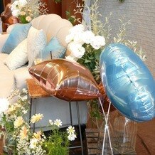 Ｍａｎｄａｒｉｎ　Ｐｏｒｔ（マンダリンポルト）の写真｜披露宴で新郎新婦が座るソファにあった風船飾り