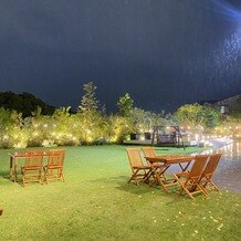 Ｒｏｕｇｅ　Ａｒｄｅｎｔ（ルージュアルダン）の写真｜雨の日の夜のお庭
