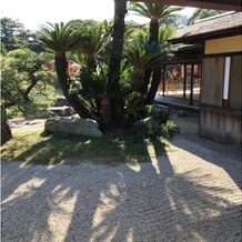 讃岐迎賓館（栗林公園　商工奨励館）の写真｜右上の方が会場です。
会場内の庭園の風景です。