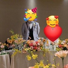 別府温泉 杉乃井ホテルの写真｜会場の雰囲気にドンピシャなテーブルフラワーコーディネートと後ろにひっそり佇む介添人