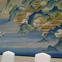 明治神宮・明治記念館の画像｜蓬莱の新郎新婦のバックが織物で描いた絵になってます。