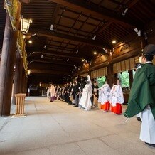 明治神宮・明治記念館の画像｜雨が降っていたので、外ではなく、お賽銭を入れる中を通行