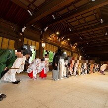 明治神宮・明治記念館の画像｜雨が降っていたので、外ではなく、お賽銭を入れる中を通った。