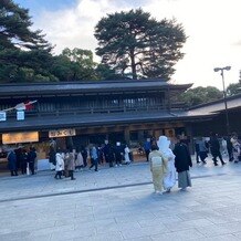 明治神宮・明治記念館の画像｜明治記念館の外の様子です。一般の方もいらっしゃいます。