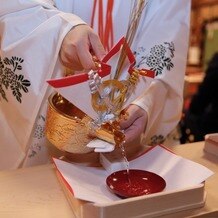 明治神宮・明治記念館の写真｜巫女の方がお酒を注いでくれたところです。