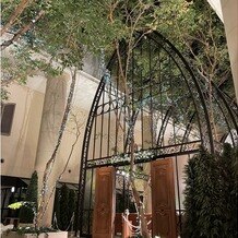オリエンタルホテル 東京ベイの画像｜チャペルの夜のライトアップ