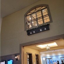 オリエンタルホテル 東京ベイの写真｜ブーケトスをする窓