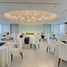オリエンタルホテル広島の画像｜白が基調の披露宴会場