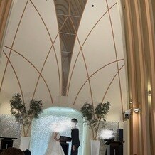アルコラッジョ（ａｒｃｏｒａｇｇｉｏ）の画像｜天井が高くて温かみのあるチャペルに惹かれました。