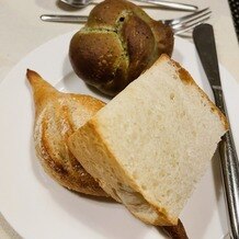 ヴォヤージュ　ドゥ　ルミエール　京都七条迎賓館の写真｜(上)よもぎのパン、(左)全粒粉のパン、(右)フォカッチャ