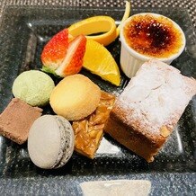 ヴォヤージュ　ドゥ　ルミエール　京都七条迎賓館の写真｜自家製デザートの盛り合わせ
マカロンは黒七味の味で試行錯誤してやっと完成されたそうです