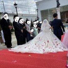 玉姫殿 上田迎賓館の画像｜赤いカーペットに白いドレスがよく映えて、後ろ姿も可愛いです