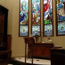 桜坂セント・マルティーヌ教会の画像｜祭壇とステンドグラス