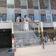マウロ・アネーラの画像｜挙式会場から横の階段でおり踊り場からブーケトスしました